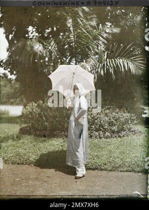 Saigon, Cochinchina, Indochina Une jeune femme dans le jardin botanique, Léon occupé à Indochina Banque D'Images