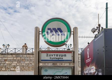 Une photo du symbole de la station de métro Syntagma. Banque D'Images