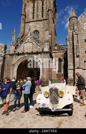 Classique, traction avant Citroën, église Saint-Ronan, Locronan, Finistère, Bretagne, France, Europe Banque D'Images