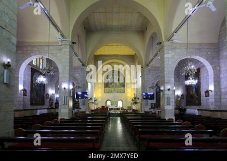 Intérieur de l'église catholique et sanctuaire de Saint Jean-Baptiste, rue de la princesse Haya, ville de Madaba, Jordanie, Moyen-Orient Banque D'Images