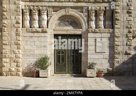 Façade de l'église catholique et du sanctuaire de Saint-Jean-Baptiste, rue de la princesse Haya, ville de Madaba, Jordanie, Moyen-Orient Banque D'Images