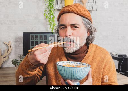 indépendant qui apprécie la cuisine orientale pendant la pause déjeuner sur le lieu de travail Banque D'Images