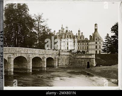 Chambord, France le pont et le château , 1909 - Centre de France - Auguste Léon - (juin) Banque D'Images