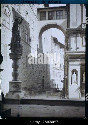 Florence, Italie statue de Judith et Holopherne devant le Palais des Offices , 1913 - Balkans, Italie - Jean Brunhes et Auguste Léon - (septembre - 23 octobre) Banque D'Images