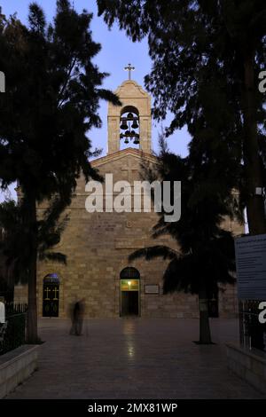 Extérieur de la basilique orthodoxe grecque de la ville de Saint George Madaba, Jordanie, Moyen-Orient Accueil de la carte en mosaïque de Madaba Banque D'Images