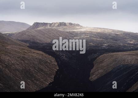 Vue pittoresque sur le terrain volcanique avec montagnes et lave solidifiée couvrant le désert d'Islande Banque D'Images