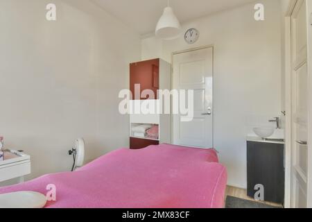Salon de beauté avec table près de la porte et murs blancs Banque D'Images