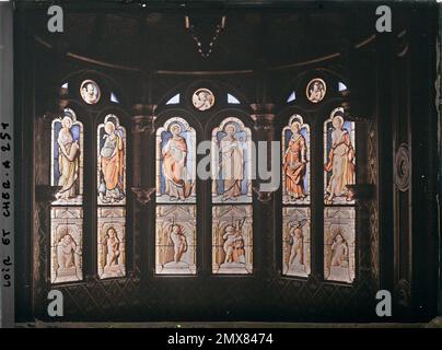 Blois, France les vitraux de l'Oratoire de la reine Catherine de Médicis dans les appartements royaux de l'aile François 1er du château , 1909 - Centre de France - Auguste Léon - (juin) Banque D'Images