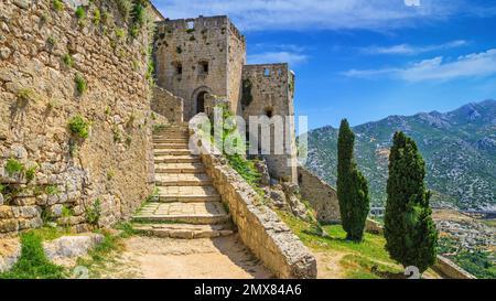 Paysage méditerranéen d'été - vue sur les escaliers de la forteresse de Klis, près de Split sur la côte Adriatique de la Croatie Banque D'Images