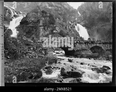 Rjukan, Norvège petit pont en pierre au fond d'une cascade , 1910 - Voyage d'Albert Kahn et Auguste Léon en Scandinavie - (9 août - 14 septembre) Banque D'Images