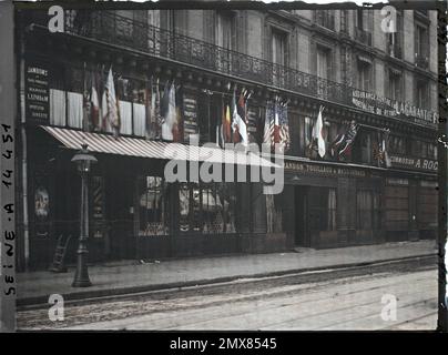 Paris (1st arr.), France magasins d'alimentation et de charcuterie décorés de drapeaux au 3 rue de Turbigo , Banque D'Images