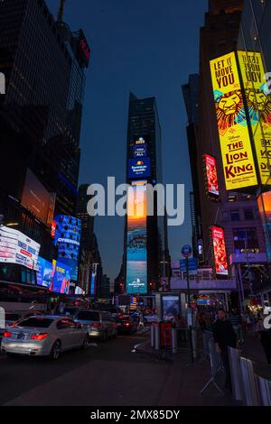 Belle vue nocturne des gratte-ciels de Manhattan sur Broadway avec une publicité lumineuse pour la comédie musicale « le roi du lion » à New York. ÉTATS-UNIS. New York. Banque D'Images