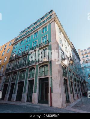 Maison traditionnellement carrelée à Lisbonne, Portugal. Bâtiment bleu turquoise recouvert d'azulejo avec balcons en fer forgé et lanternes anciennes. Banque D'Images