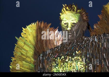 Gloucester, Royaume-Uni. 2nd févr. 2023. Knife Angel est une sculpture de 27 mètres de hauteur fabriquée à partir de couteaux confisqués par les forces de police nationales. L'Ange est placé à l'extérieur de la célèbre cathédrale de Gloucester dans le cadre d'une tournée nationale de sensibilisation à la criminalité des couteaux. Créé par le sculpteur Alfie Bradley, l'Ange montre la nécessité du changement social et sert de mémorial à ceux qui sont touchés par la violence. Crédit : JMF News/Alay Live News Banque D'Images