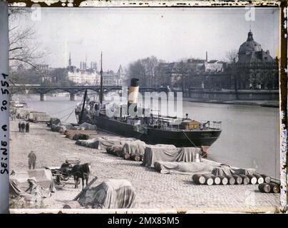 Paris (ier-Act-vie arr.), France le Quai du Louvre (actuel Quai François-Mitterand) et l'Île de la Cité, face au Quai de Conti et à l'Institut de France , Banque D'Images