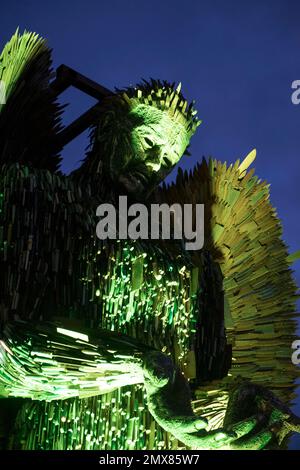 Gloucester, Royaume-Uni. 2nd févr. 2023. Knife Angel est une sculpture de 27 mètres de hauteur fabriquée à partir de couteaux confisqués par les forces de police nationales. L'Ange est placé à l'extérieur de la célèbre cathédrale de Gloucester dans le cadre d'une tournée nationale de sensibilisation à la criminalité des couteaux. Créé par le sculpteur Alfie Bradley, l'Ange montre la nécessité du changement social et sert de mémorial à ceux qui sont touchés par la violence. Crédit : JMF News/Alay Live News Banque D'Images