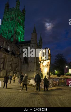 Gloucester, Royaume-Uni. 2nd févr. 2023. Knife Angel est une sculpture de 27 mètres de hauteur fabriquée à partir de couteaux confisqués par les forces de police nationales. L'Ange est placé à l'extérieur de la célèbre cathédrale de Gloucester dans le cadre d'une tournée nationale de sensibilisation à la criminalité des couteaux. Créé par le sculpteur Alfie Bradley, l'Ange montre la nécessité du changement social et sert de mémorial à ceux qui sont touchés par la violence. Crédit : JMF News/Alay Live News Banque D'Images