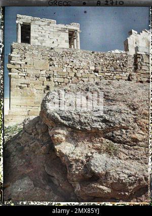 Athènes, Grèce l'extrémité ouest de l'Acropole avec le temple d'Athena Nike (profil sud). (À droite, vestige du sanctuaire d'Artemis Brauronia) , 1913 - Balkans, Italie - Jean Brunhes et Auguste Léon - (septembre - 23 octobre) Banque D'Images