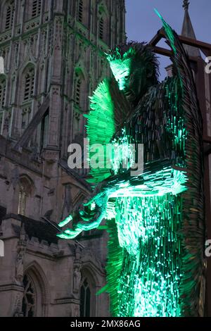 Gloucester, Royaume-Uni. 2nd févr. 2023. Knife Angel est une sculpture de 27 mètres de hauteur fabriquée à partir de couteaux confisqués par les forces de police nationales. L'Ange est placé à l'extérieur de la célèbre cathédrale de Gloucester dans le cadre d'une tournée nationale de sensibilisation à la criminalité des couteaux. Créé par le sculpteur Alfie Bradley, l'Ange montre la nécessité du changement social et sert de mémorial à ceux qui sont touchés par la violence. Crédit : JMF News/Alay Live News Banque D'Images