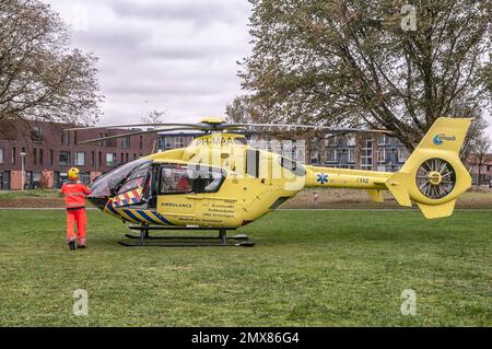 Un hélicoptère de traumatologie ANWB hollandais a atterri sur un terrain d'herbe Banque D'Images