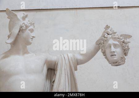 Possagno, Italie - juin 2022 : statue de Perseus avec Medusa, nommée Perseo Trionfante, par Antonio Canova, 1801 Banque D'Images