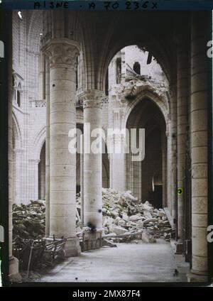 Soissons, Aisne, France allée de la cathédrale avec débris de la voûte , 1917 - Aisne - Fernand Cuville (section photographique de l'armée) - (Mai -juillet) Banque D'Images