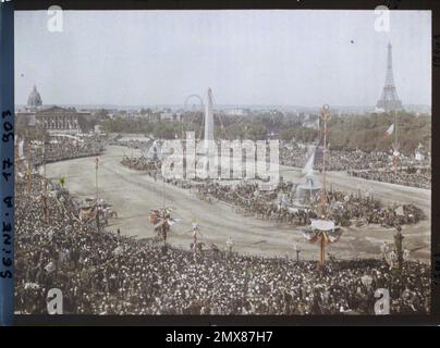 Paris (8th arr.), France la Foule place de la Concorde pour 14 juillet 1919, vue prise du Ministère de la Marine , Banque D'Images