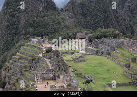 Une vue aérienne, arrière de la place principale du Machu Picchu, de l'Intihuatana, du Temple des trois fenêtres, du Temple principal, et des terrasses agricoles devant Hu Banque D'Images