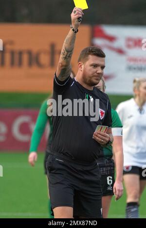 Arbitre avec carte jaune au Pontypridd United WFC v Aberystwyth Women FC Banque D'Images