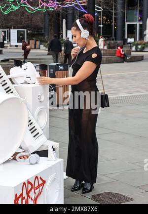 Londres, Royaume-Uni. 02nd févr. 2023. La chanteuse britannique Raye assiste à un photocall à Londres pour fêter la sortie de son premier album studio « My 21st Century Blues ». Crédit : SOPA Images Limited/Alamy Live News Banque D'Images