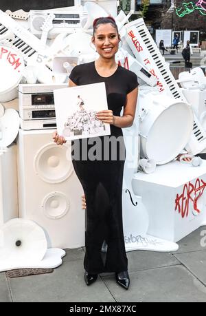 Londres, Royaume-Uni. 02nd févr. 2023. La chanteuse britannique Raye assiste à un photocall à Londres pour fêter la sortie de son premier album studio « My 21st Century Blues ». Crédit : SOPA Images Limited/Alamy Live News Banque D'Images