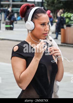 Londres, Royaume-Uni. 02nd févr. 2023. La chanteuse britannique Raye assiste à un photocall à Londres pour fêter la sortie de son premier album studio « My 21st Century Blues ». Crédit : SOPA Images Limited/Alamy Live News Banque D'Images