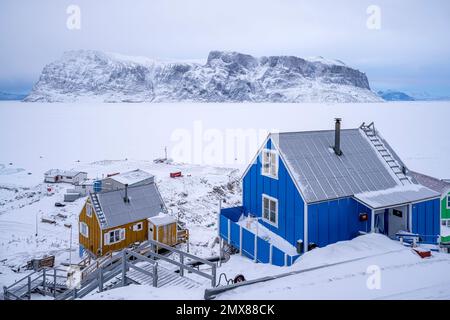 Maisons colorées accrochant sur le flanc de la montagne à Uummannaq dans l'ouest du Groenland Banque D'Images