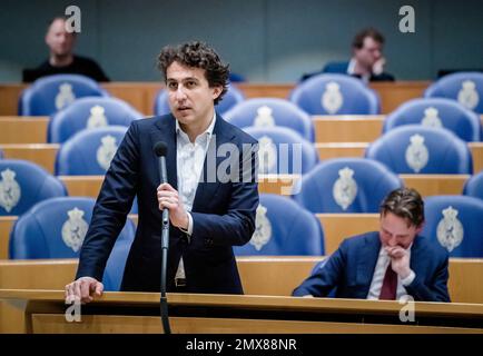 LA HAYE - (VLNR) Jesse Klaver (Groenlinks) et Henk Nijboer (PvdA) lors d'un débat sur la modification de la loi sur le logement. Avec cette loi, le ministre de Jonge veut réglementer, entre autres choses, une réduction de loyer pour les personnes à faible revenu. Le Conseil d'État estime que le ministre devrait expliquer pourquoi une distinction entre les différents types de locataires est justifiée. ANP BART MAAT pays-bas hors - belgique hors Banque D'Images