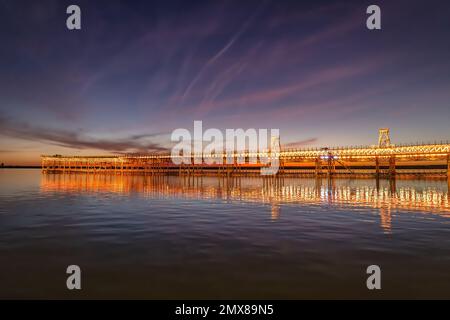 Quai minier connu sous le nom de Tinto Dock 'Muelle del Tinto' la nuit. C'est l'un des restes laissés par les Anglais à Huelva. Banque D'Images