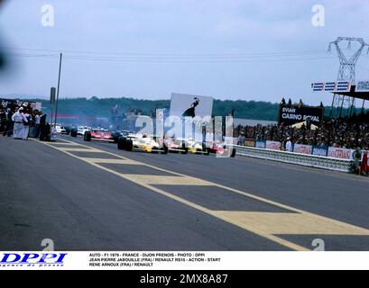 AUTO - F1 1979 - FRANCE - DIJON PRENOIS - PHOTO : DPPI JEAN PIERRE JABOUILLE (FRA) / RENAULT RS10 - ACTION - DÉMARRAGE RENE ARNOUX (FRA) / RENAULT Banque D'Images