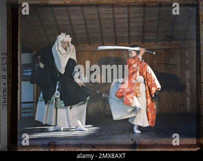 Kyoto, théâtre japonais Nô: Combat entre Benkei et Minamoto Yoshitsune de la pièce Hashi-Benkei , 1912 - Japon - Stéphane Paset - (octobre) Banque D'Images