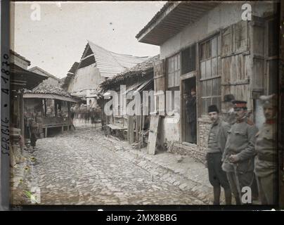 Pristina, Kosovo, Serbie habitants et soldats serbes dans une rue bordée d'étals , 1913 - Balkans - Jean Brunhes et Auguste Léon - (23 avril - 9 juin) Banque D'Images