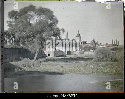 Bergues, Nord, France , 1917 - Nord de la France, Belgique - Paul Castelnau (section photographique des armées) - (1-5 septembre). Clocher, lande, arrière, architecture fortifiée, panorama d'agglomération, Rampart, première Guerre mondiale, Habitat , Architecture, France, Bergnes, remparts Banque D'Images