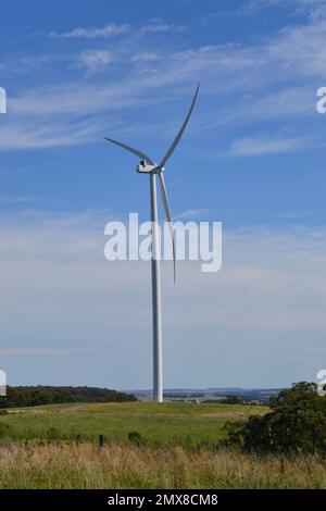 L'éolienne simple fait partie d'un parc éolien à Victoria en Australie, génère de l'énergie verte ou de l'énergie pour l'État Banque D'Images