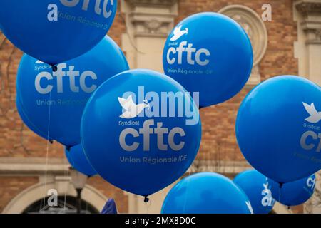 Plusieurs ballons bleus avec le logo et l'acronyme du syndicat français CFTC (Confédération française des travailleurs chrétiens) lors d'une manifestation Banque D'Images