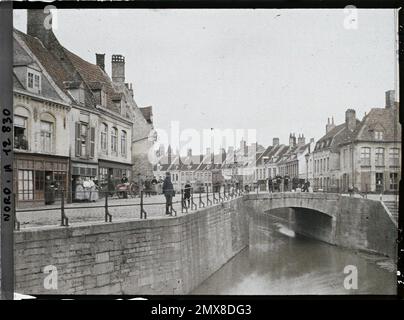 Bergues, Nord, France , 1917 - Nord de la France, Belgique - Paul Castelnau (section photographique des armées) - (1-5 septembre). Canal, façade arrière, génie civil, quai, scène de rue, hydrographie, arrière, rue , quartier, pont, Première Guerre mondiale, Habitat , Architecture, vie quotidienne, nature , Environnement, France, Bergnes Banque D'Images