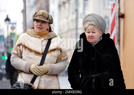Deux vieilles femmes marchant dans une rue. Vie des retraités en ville d'hiver Banque D'Images