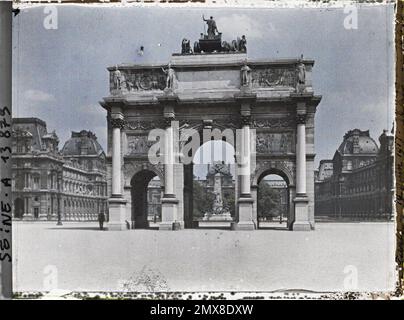 Paris (1st arr.), France le carrousel du Louvre, le Monument à Gambetta et le Palais du Louvre , Banque D'Images