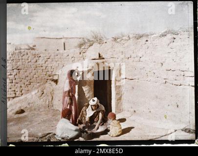 Oasis de Biskra, Algérie la préparation du couscous , 1909 ou 1910 - Algérie, Tunisie - Jules Gervais -Courtellemont et Souvieux Banque D'Images