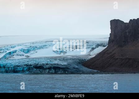 Base scientifique avec paysage de montagnes enneigées, péninsule antarctique. Banque D'Images