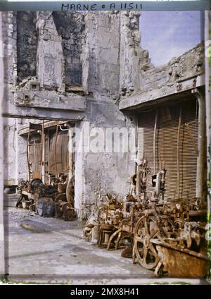 Reims, Marne, Champagne, France avec un marchand de ferraille, rue Cérès , 1917 - Marne - Fernand Cuville (section photographique des armées) Banque D'Images