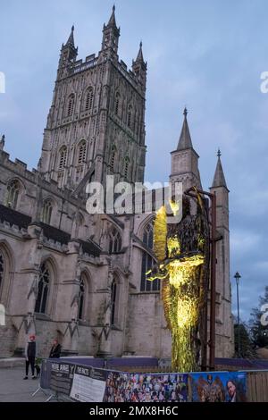 Gloucester, Royaume-Uni. 2nd févr. 2023. Knife Angel est une sculpture de 27 mètres de hauteur fabriquée à partir de couteaux confisqués par les forces de police nationales. L'Ange est placé à l'extérieur de la célèbre cathédrale de Gloucester dans le cadre d'une tournée nationale de sensibilisation à la criminalité des couteaux. Créé par le sculpteur Alfie Bradley, l'Ange montre la nécessité du changement social et sert de mémorial à ceux qui sont touchés par la violence. Crédit : JMF News/Alay Live News Banque D'Images