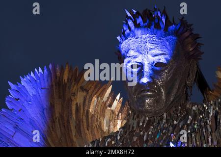 Gloucester, Royaume-Uni. 2nd févr. 2023. Knife Angel est une sculpture de 27 mètres de hauteur fabriquée à partir de couteaux confisqués par les forces de police nationales. L'Ange est placé à l'extérieur de la célèbre cathédrale de Gloucester dans le cadre d'une tournée nationale de sensibilisation à la criminalité des couteaux. Créé par le sculpteur Alfie Bradley, l'Ange montre la nécessité du changement social et sert de mémorial à ceux qui sont touchés par la violence. Crédit : JMF News/Alay Live News Banque D'Images