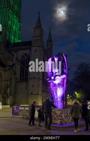 Gloucester, Royaume-Uni. 2nd févr. 2023. Knife Angel est une sculpture de 27 mètres de hauteur fabriquée à partir de couteaux confisqués par les forces de police nationales. L'Ange est placé à l'extérieur de la célèbre cathédrale de Gloucester dans le cadre d'une tournée nationale de sensibilisation à la criminalité des couteaux. Créé par le sculpteur Alfie Bradley, l'Ange montre la nécessité du changement social et sert de mémorial à ceux qui sont touchés par la violence. Crédit : JMF News/Alay Live News Banque D'Images